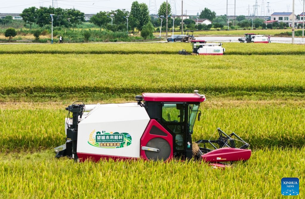 Hunan : des agriculteurs déploient des machines et équipements agricoles dans le village de Xiangjiang