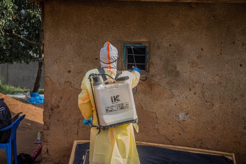 Un personnel de santé en travail de désinfection avant l'enterrement d'une personne tuée par le virus Ebola à Bunia, chef-lieu de la province de l'Ituri en République démocratique du Congo, le 9 juillet 2026. (Xinhua)