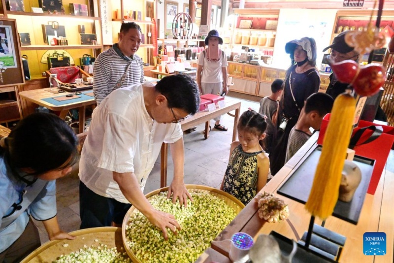Fujian : le patrimoine industriel du thé au jasmin de Fuzhou stimule la croissance du tourisme culturel local