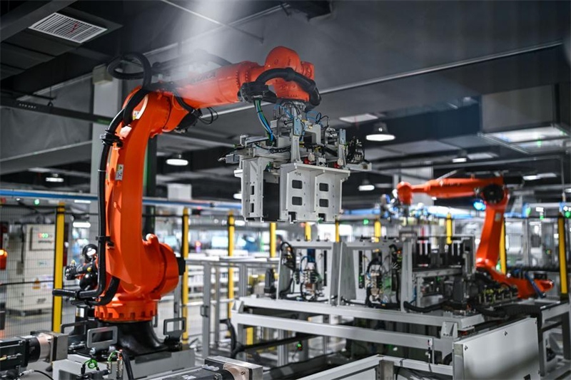 Des bras robotisés à l'œuvre dans un atelier de fabrication de systèmes de stockage d'énergie au Centre d'énergie intelligente Sigenergy de Nantong, dans la province chinoise du Jiangsu (est), le 24 juillet 2026. Chaque équipement clé de ce site est connecté à l'Internet industriel, concrétisant ainsi l'intégration de "l'IA et de l'énergie". (Photo : Chen Yehua)