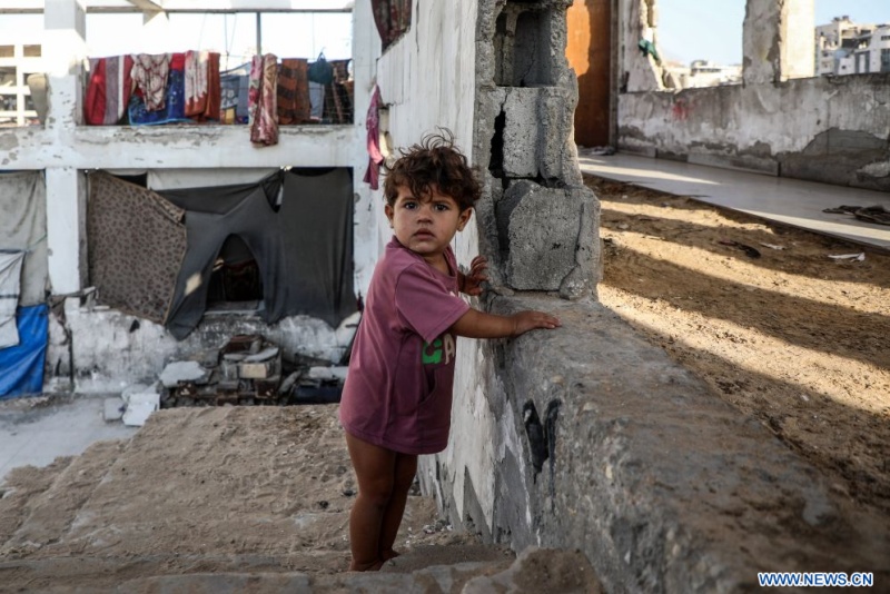 Photo prise le 25 juillet 2026 montrant un enfant palestinien déplacé dans la ville de Gaza. (Xinhua/Rizek Abdeljawad)