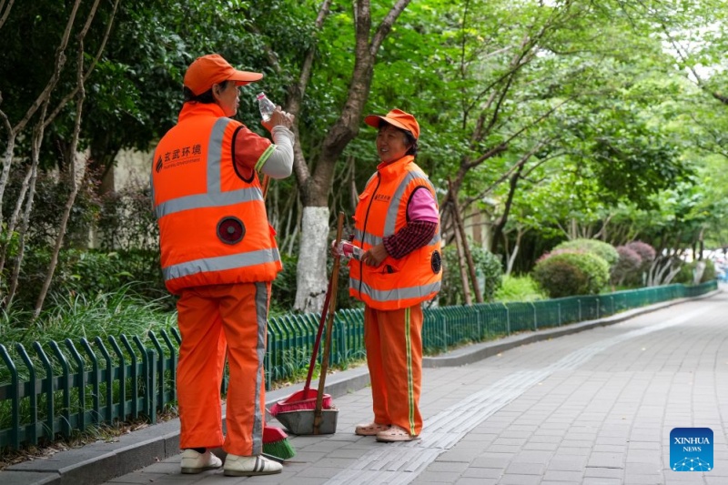 Jiangsu : des agents d'assainissement équipés de gilets rafraîchissants face à la chaleur estivale à Nanjing