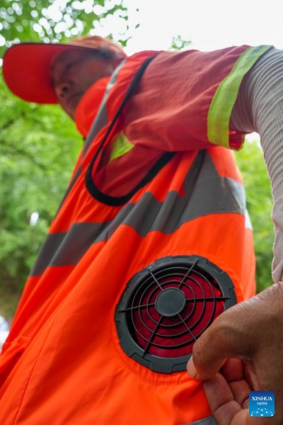 Jiangsu : des agents d'assainissement équipés de gilets rafraîchissants face à la chaleur estivale à Nanjing