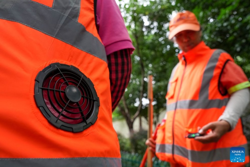 Jiangsu : des agents d'assainissement équipés de gilets rafraîchissants face à la chaleur estivale à Nanjing