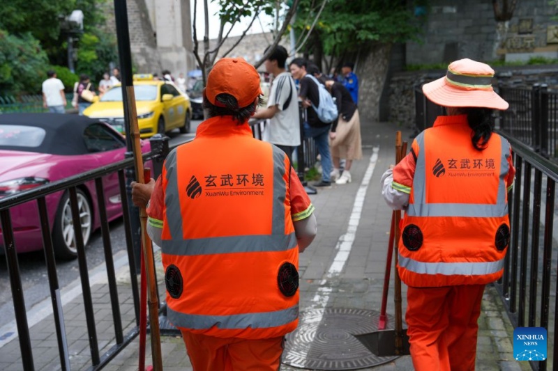 Jiangsu : des agents d'assainissement équipés de gilets rafraîchissants face à la chaleur estivale à Nanjing