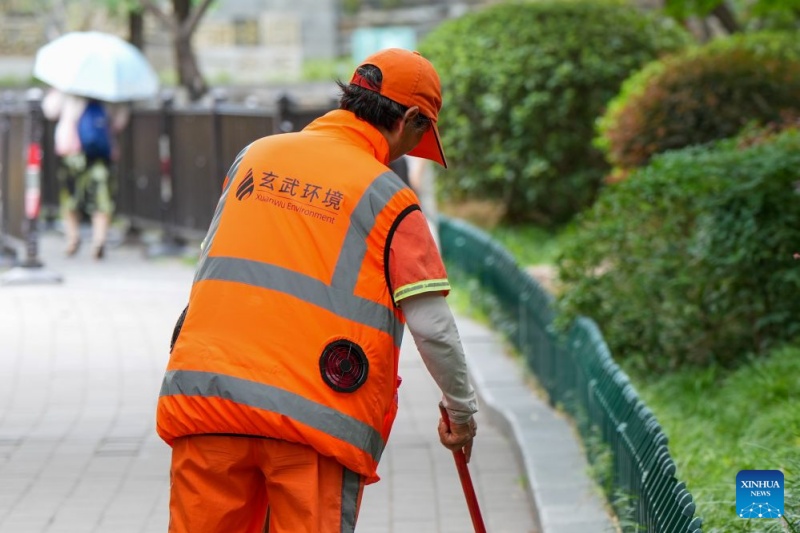 Jiangsu : des agents d'assainissement équipés de gilets rafraîchissants face à la chaleur estivale à Nanjing