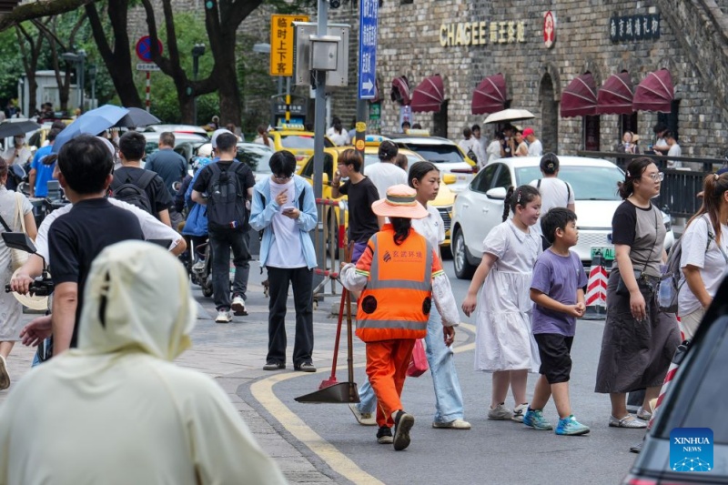 Jiangsu : des agents d'assainissement équipés de gilets rafraîchissants face à la chaleur estivale à Nanjing