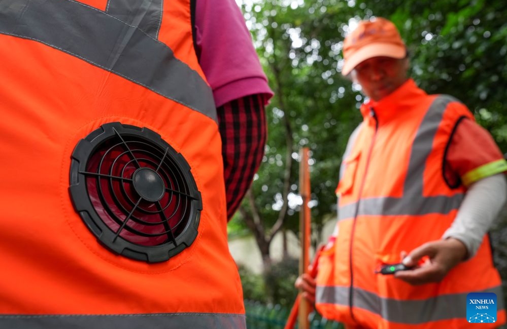 Jiangsu : des agents d'assainissement équipés de gilets rafraîchissants face à la chaleur estivale à Nanjing