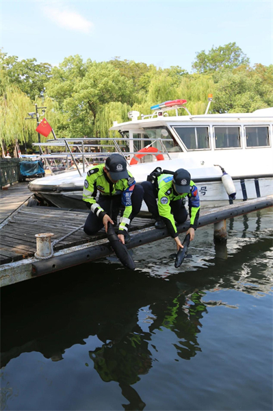 Zhejiang : à Hangzhou, des poissons robotiques biomimétiques patrouillent dans les eaux du lac de l'Ouest