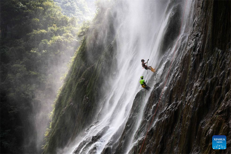 Guizhou : le rappel en cascade attire les touristes en quête de sensations fortes et de fraîcheur à Qiandongnan