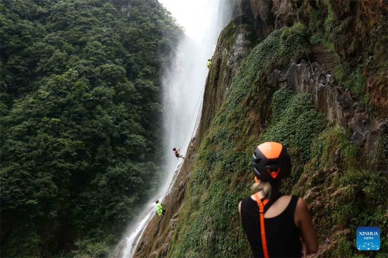 Guizhou : le rappel en cascade attire les touristes en quête de sensations fortes et de fraîcheur à Qiandongnan
