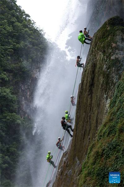 Guizhou : le rappel en cascade attire les touristes en quête de sensations fortes et de fraîcheur à Qiandongnan