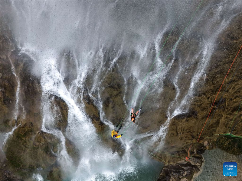Guizhou : le rappel en cascade attire les touristes en quête de sensations fortes et de fraîcheur à Qiandongnan