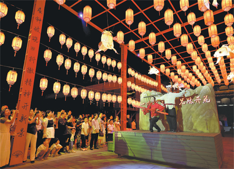 Des touristes assistent à un spectacle de danse immersif sur le thème de la révolution à Yan'an, ville de la province du Shaanxi (nord-ouest de la Chine) célèbre pour son histoire révolutionnaire. Alliant histoire révolutionnaire et expérience visuelle immersive, le spectacle permet au public de déambuler dans le décor et de prendre part à l'intrigue. (Li Yibo/Xinhua)