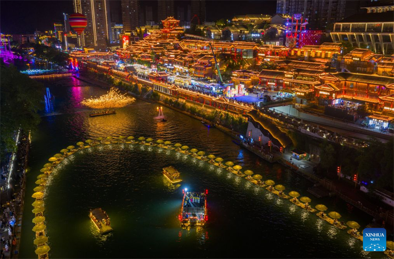 Hubei : des excursions nocturnes lancées le long des promenades au bord de l'eau dans le comté de Xuan'en