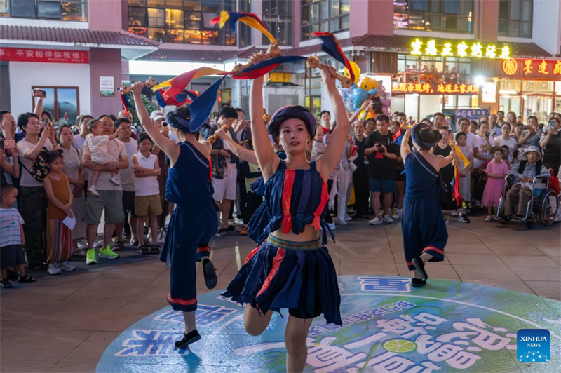 Hubei : des excursions nocturnes lancées le long des promenades au bord de l'eau dans le comté de Xuan'en