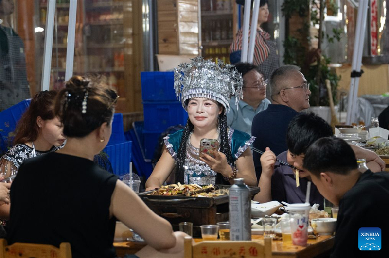 Hubei : des excursions nocturnes lancées le long des promenades au bord de l'eau dans le comté de Xuan'en