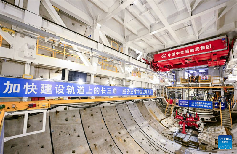Un tunnelier géant chinois achève avec succès le percement d'un tunnel ferroviaire sous le Yangtsé