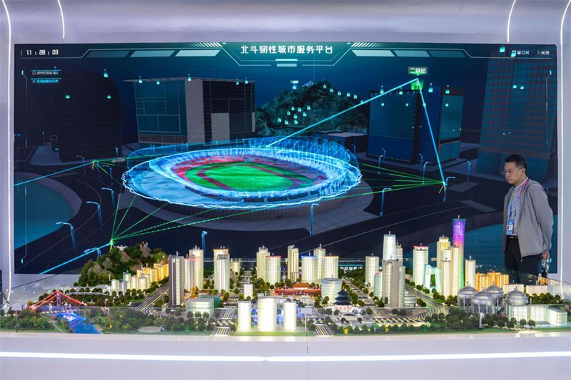Un visiteur découvre une plate-forme globale de surveillance et d'alerte précoce des risques liés à la sécurité urbaine, équipée du Système de navigation par satellite Beidou (BDS), durant le 4e Sommet international sur les applications de BDS à Zhuzhou, de la province chinoise du Hunan (centre), le 24 septembre 2025. (Photo : Chen Sihan)