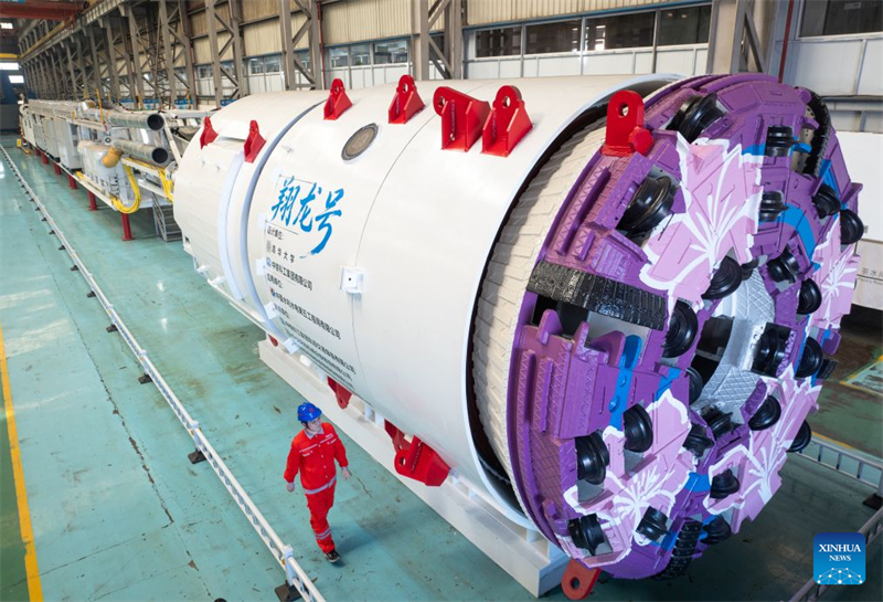 Hubei : la première machine chinoise de forage et d'abattage pour tunnels sort de la chaîne de production à Wuhan