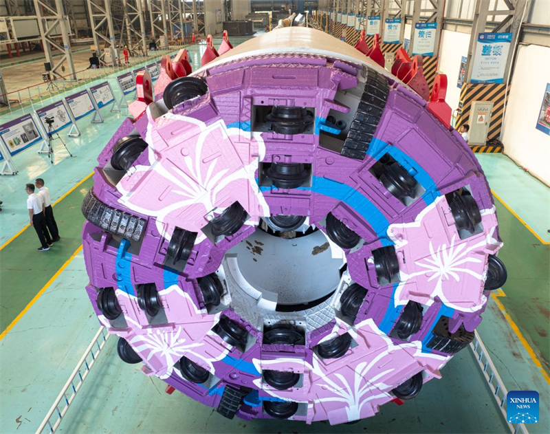 Hubei : la première machine chinoise de forage et d'abattage pour tunnels sort de la chaîne de production à Wuhan
