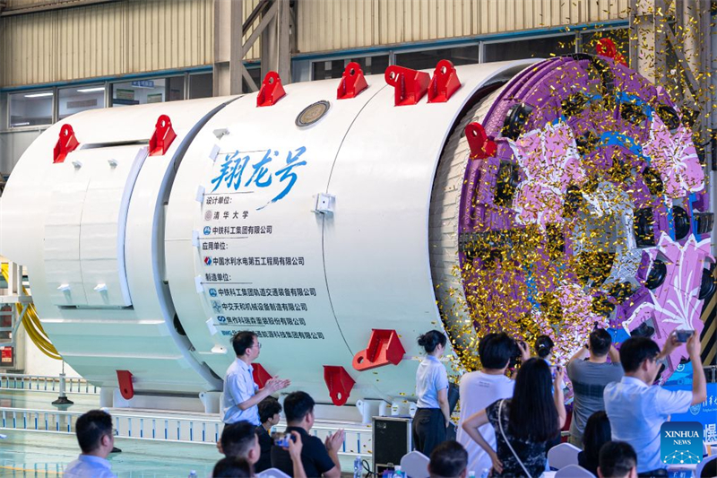 Hubei : la première machine chinoise de forage et d'abattage pour tunnels sort de la chaîne de production à Wuhan
