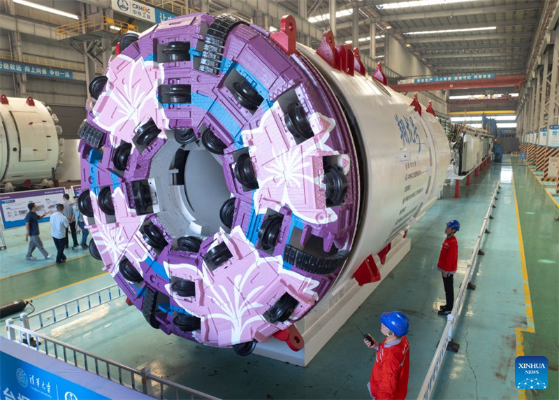 Hubei : la première machine chinoise de forage et d'abattage pour tunnels sort de la chaîne de production à Wuhan