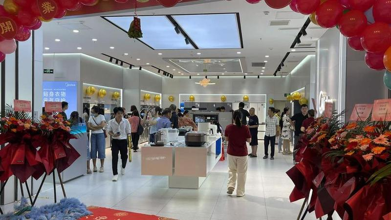 Des consommateurs font leurs achats d'appareils électroménagers dans un centre commercial de Beihai, dans la région autonome Zhuang du Guangxi (sud de la Chine), le 23 mai 2026. (Photo/Xinhua)