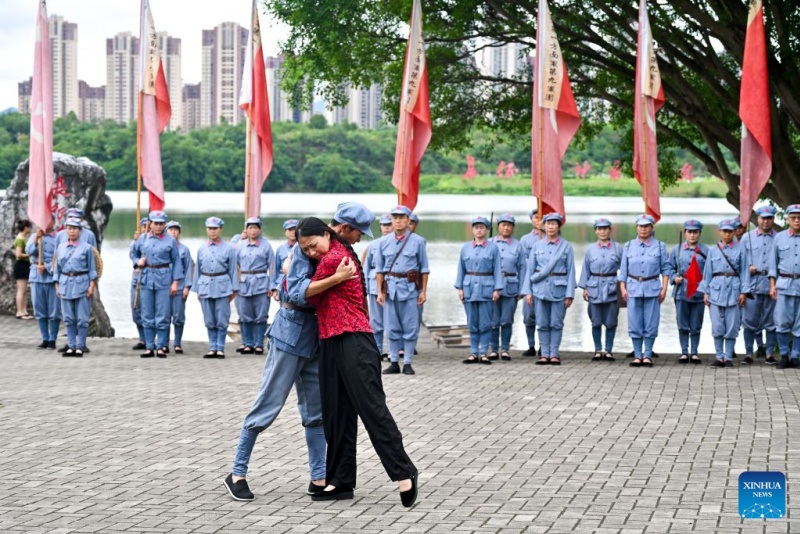 Jiangxi : un spectacle en plein air reconstitue les adieux des habitants aux troupes de l'Armée rouge partant pour la Longue Marche à Ganzhou