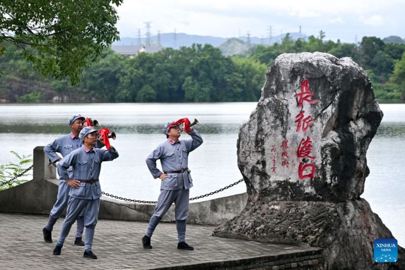 Jiangxi : un spectacle en plein air reconstitue les adieux des habitants aux troupes de l'Armée rouge partant pour la Longue Marche à Ganzhou