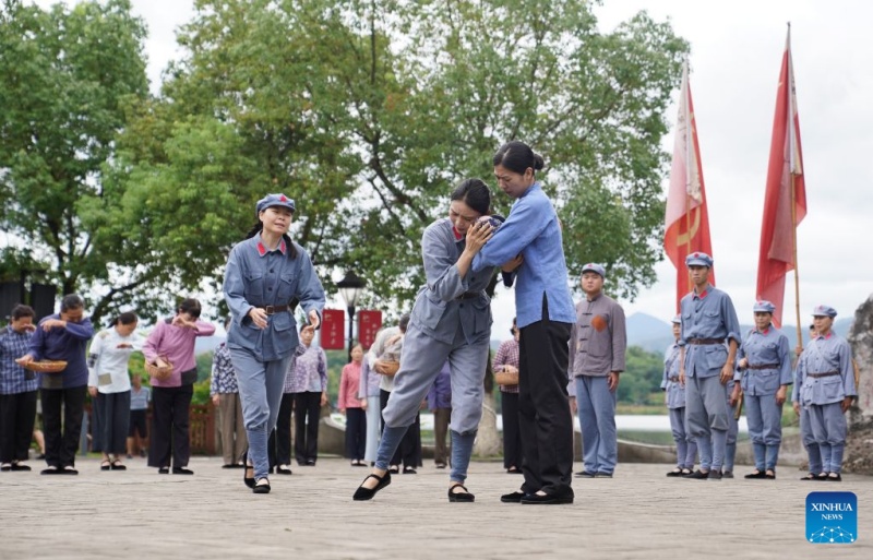 Jiangxi : un spectacle en plein air reconstitue les adieux des habitants aux troupes de l'Armée rouge partant pour la Longue Marche à Ganzhou