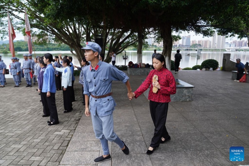 Jiangxi : un spectacle en plein air reconstitue les adieux des habitants aux troupes de l'Armée rouge partant pour la Longue Marche à Ganzhou