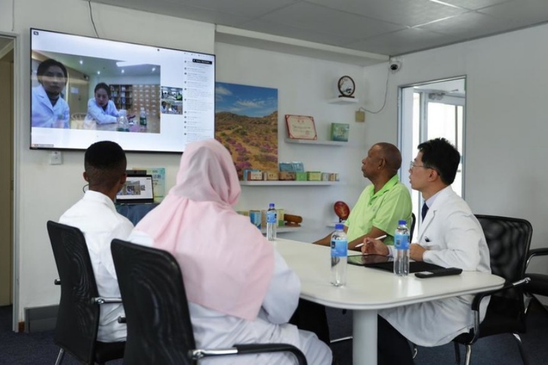 Des experts du Deuxième hôpital populaire de Chengdu, en Chine, participent à distance à une consultation en ligne pour le patient Jabulane Ngwenwa (2e à droite) au Centre africain de médecine traditionnelle chinoise et d'acupuncture de Johannesburg, en Afrique du Sud, le 21 janvier 2026. (Xinhua/Chen Wei)