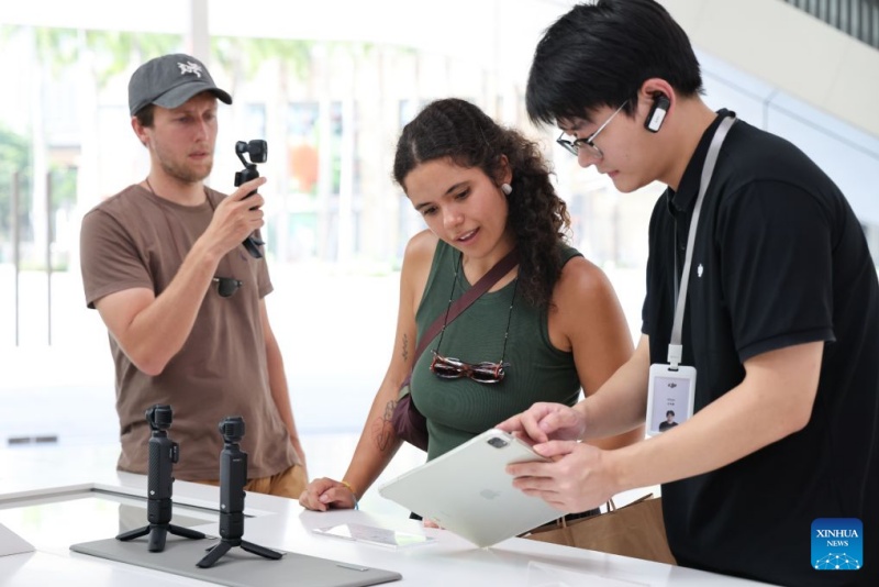 Les touristes étrangers voyagent sur le thème de la technologie à Shenzhen