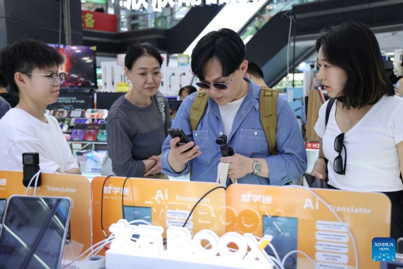Les touristes étrangers voyagent sur le thème de la technologie à Shenzhen