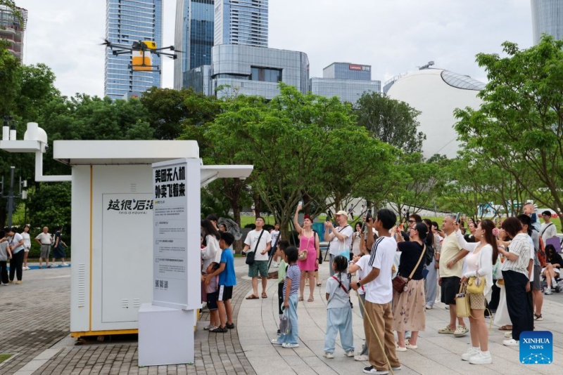 Les touristes étrangers voyagent sur le thème de la technologie à Shenzhen
