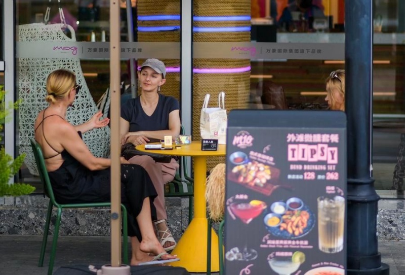  Des touristes étrangers prennent du bon temps dans un hôtel de Jiangbei à Ningbo, dans la province du Zhejiang (est de la Chine), le 28 juillet 2026. (Xinhua/Jiang Han)