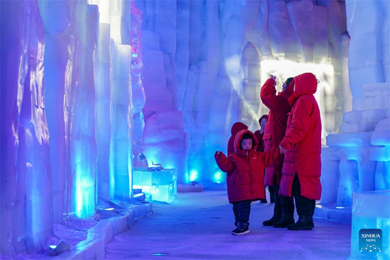 Des touristes visitent un pavillon de glace et de neige dans le parc du « Monde de Glace et de Neige de Harbin » à Harbin, capitale de la province du Heilongjiang (nord-est de la Chine), le 21 juillet 2026. (Na Yuqi/Xinhua)
