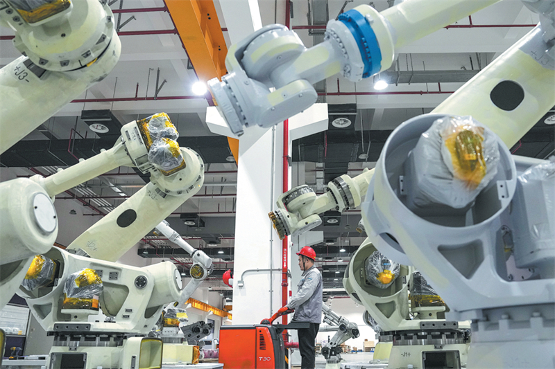 Un employé utilise un équipement sur une ligne de production automatisée à Nanjing, capitale de la province du Jiangsu (est de la Chine), le 17 mars. (Li Bo/Xinhua)