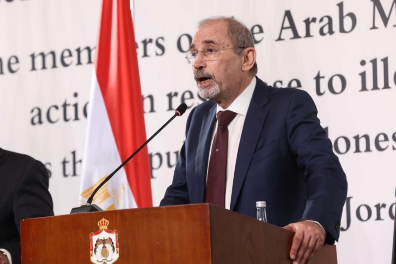 Le vice-Premier ministre et ministre jordanien des Affaires étrangères, Ayman Safadi, participe à une conférence de presse conjointe à Amman, en Jordanie, le 5 août 2026. (Xinhua/Mohammad Abu Ghosh)