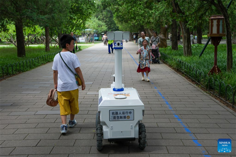 De nouveaux robots parcourent le parc du Temple du Ciel à Beijing