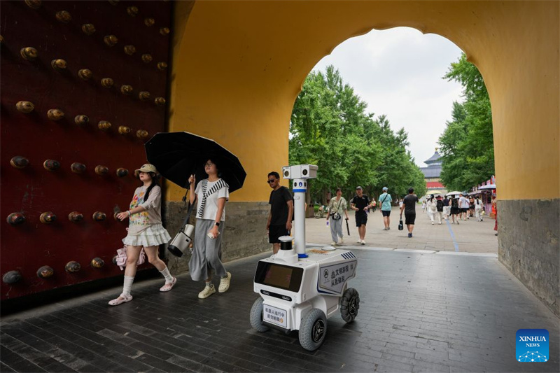 De nouveaux robots parcourent le parc du Temple du Ciel à Beijing