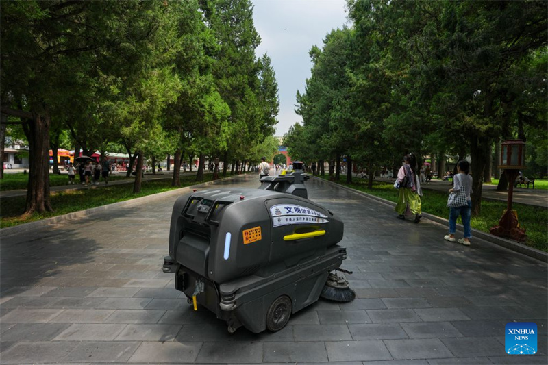 De nouveaux robots parcourent le parc du Temple du Ciel à Beijing