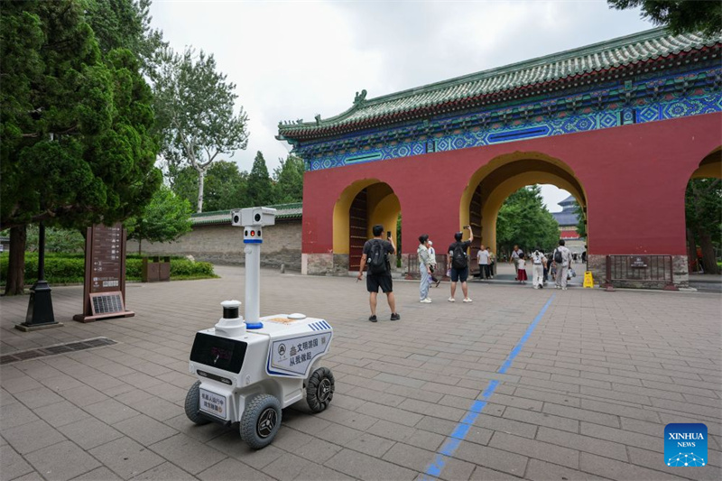 De nouveaux robots parcourent le parc du Temple du Ciel à Beijing