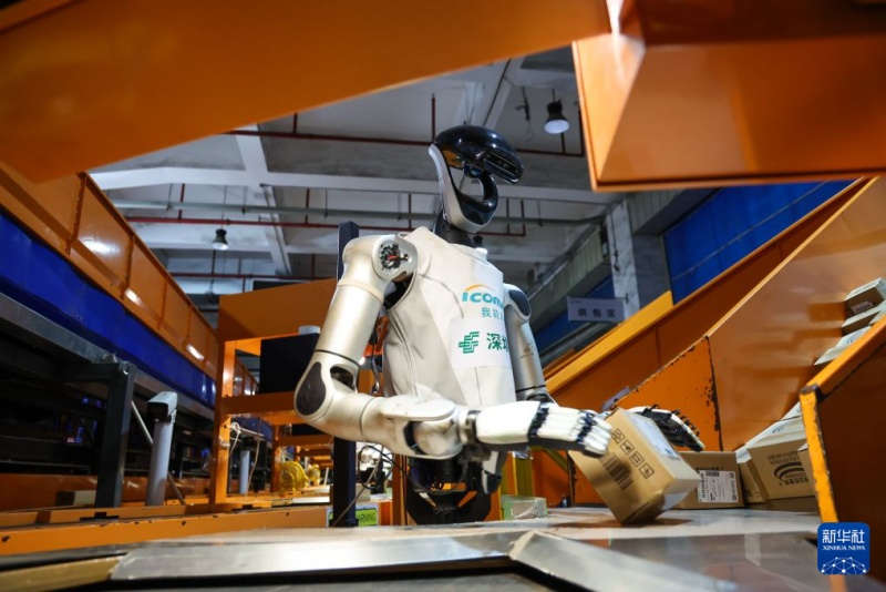 Guangdong : des robots humanoïdes déployés dans divers scénarios de travail à Shenzhen