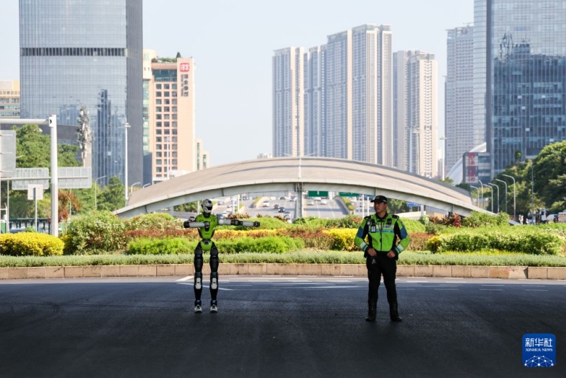 Guangdong : des robots humanoïdes déployés dans divers scénarios de travail à Shenzhen