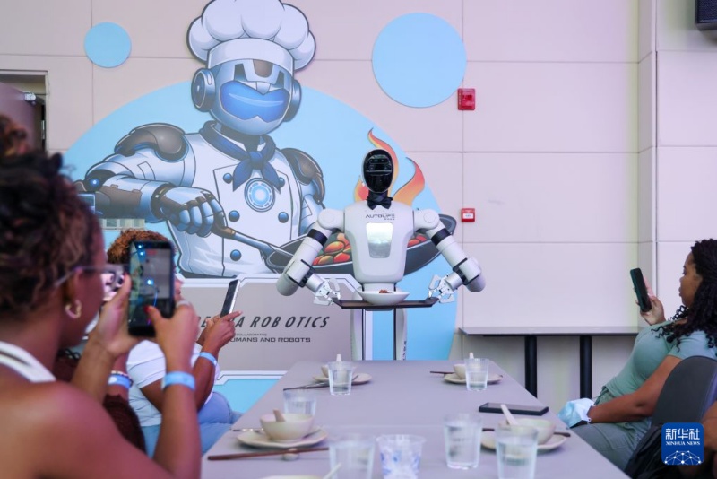 Guangdong : des robots humanoïdes déployés dans divers scénarios de travail à Shenzhen