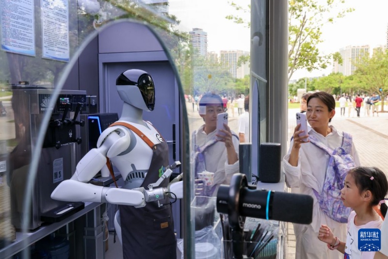 Guangdong : des robots humanoïdes déployés dans divers scénarios de travail à Shenzhen