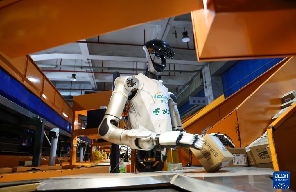 Guangdong : des robots humanoïdes déployés dans divers scénarios de travail à Shenzhen