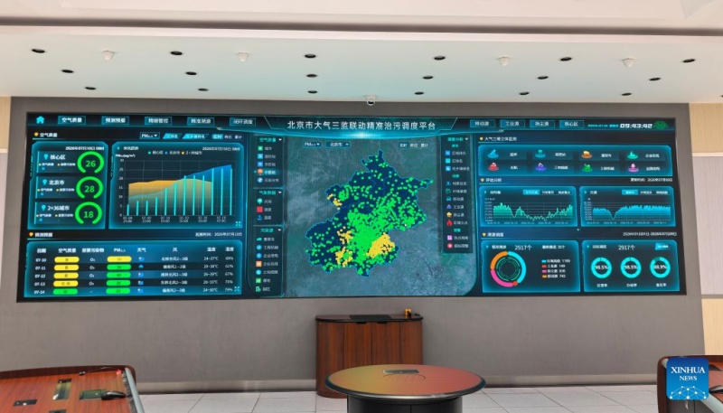 Cette photo a été prise le 10 juillet 2026, montrant un système de gouvernance environnementale axé sur les données, présenté au Centre municipal de surveillance écologique et environnementale de Beijing, en Chine.